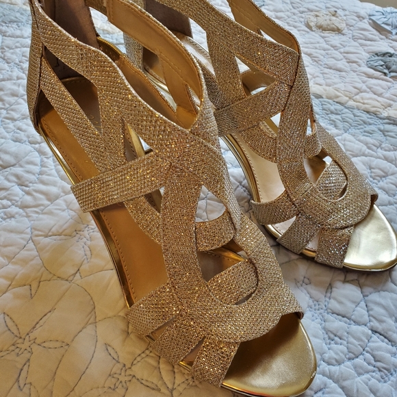 Marc Fisher NWOT Nala gold sparkly heels 6 M - Picture 2 of 12